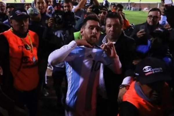 Video: el afortunado hincha argentino que cazó la camiseta de Messi