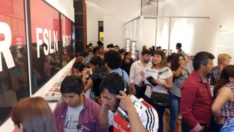 EN EL MUNT. Centenares de jóvenes visitaron la muestra de BienalSur. 