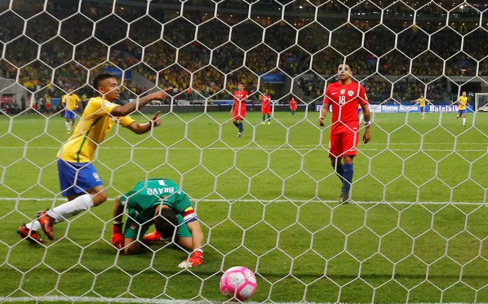 CONTUNDENTE. Gabriel Jesús ya empezó el interminable festejo del tercer gol de Brasil, mientras que el golero Claudio Tapia luce abatido por la definición del N° 9. reuters
