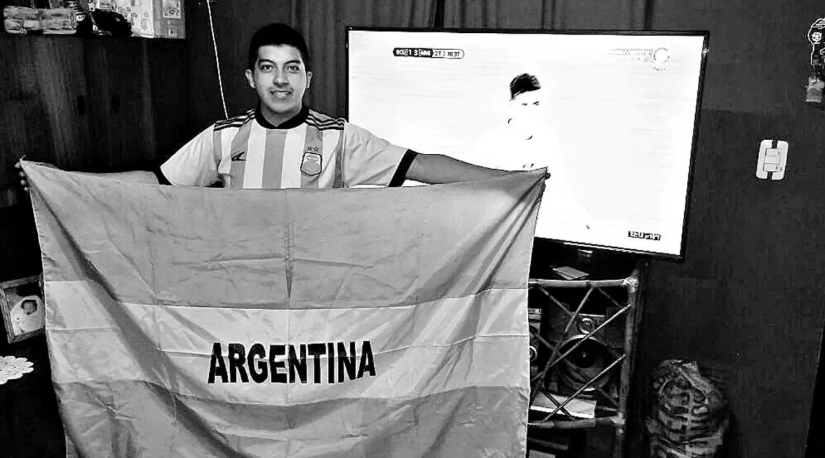 FANÁTICO. Sergio Décima hizo peripecias para observar el partido. Es un ecuatoriano que vivió a pleno el triunfo argentino.