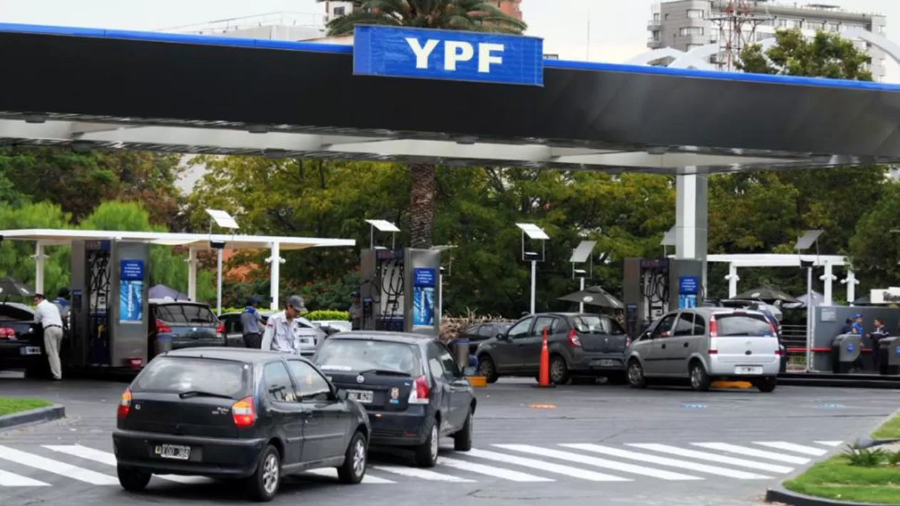 YPF cuenta con más de 1.400 estaciones de servicio en el país. FOTO DE ARCHIVO.