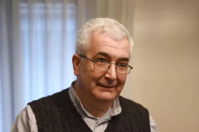 El padre Carlos se ordenará con los regalos de la gente