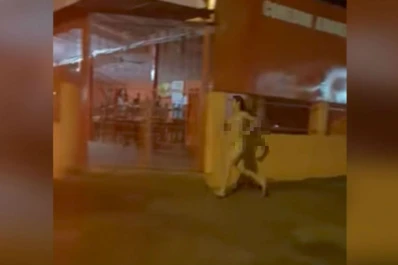 Video: salió desnuda a la calle para perseguir a su novio ¡que se llevó su celular!