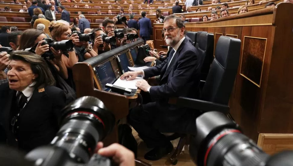 CONFERENCIA. Rajoy advirtió que la respuesta de Puigdemont marcará los acontecimientos en los próximos días. reuters