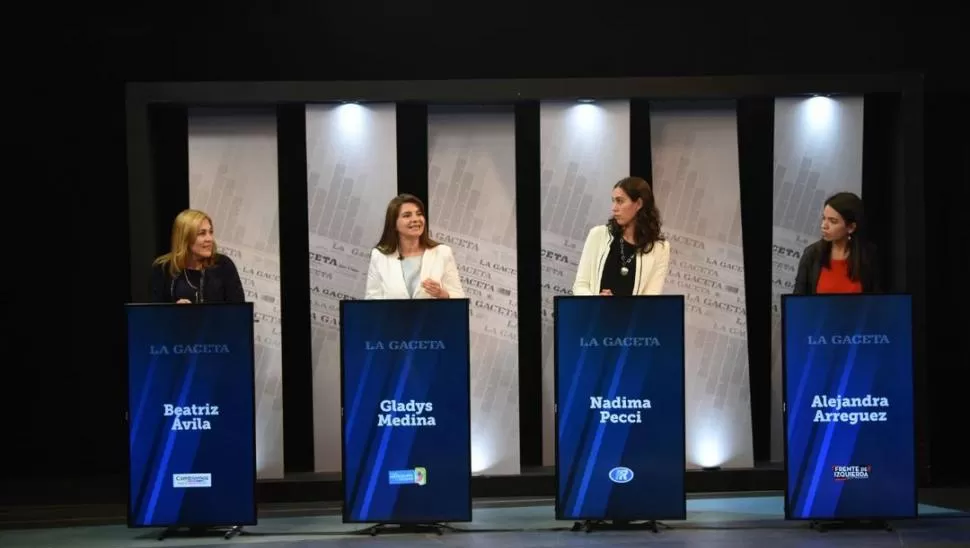 DEBATE. Beatriz Ávila, Nadima Pecci y Alejandra Arreguez escuchaban a Gladys Medina sobre violencia de género. la gaceta / fotos de juan pablo sánchez noli