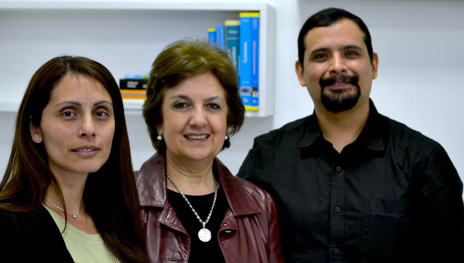 Los investigadores Susana Salva, Susana Alvarez y Julio Villena, del Cerela.
