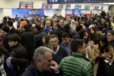 Tras el reclamo salarial comienzan a normalizarse los vuelos de Aerolíneas y Austral
