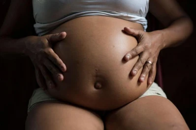 Insólito: una embarazada casi muere por una patada de su bebé