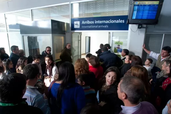 Una delegación de 70 estudiantes tucumanos quedó varada por un vuelo cancelado a Córdoba