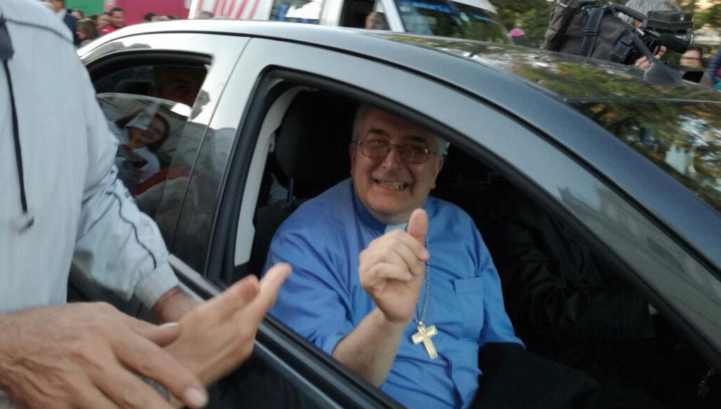 EN AUTO. El padre Carlitos sale de la Catedral rumbo al estadio de Atlético en un auto conducido por el padre Barrionuevo. LA GACETA / LUIS DUARTE