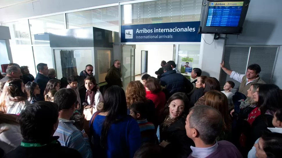 Una delegación de 70 estudiantes tucumanos quedó varada por un vuelo cancelado a Córdoba