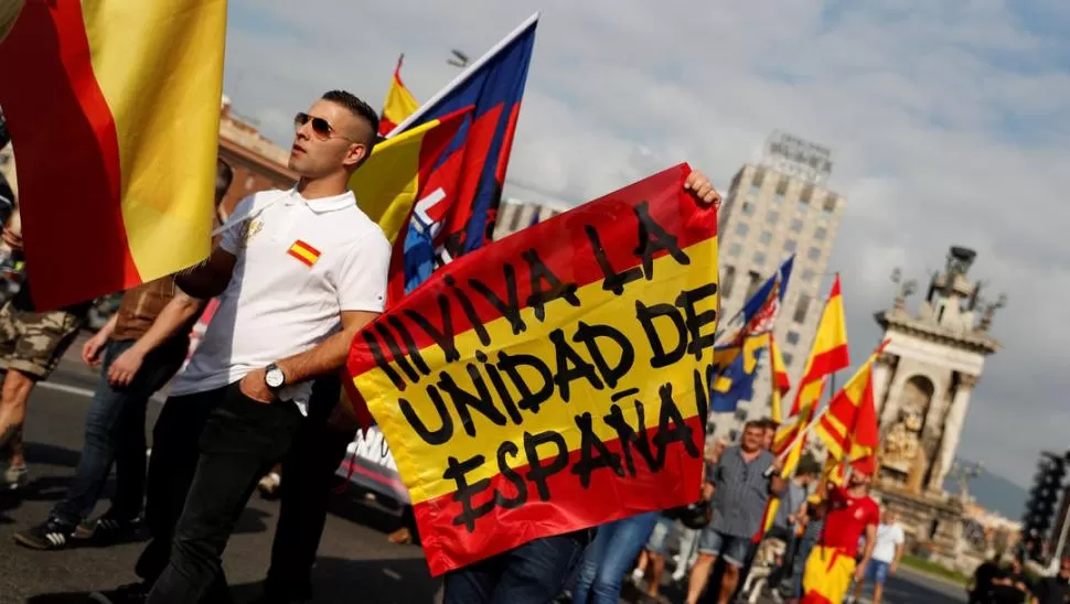 EN BARCELONA. “Ultras” marchan durante el día nacional español. reuters