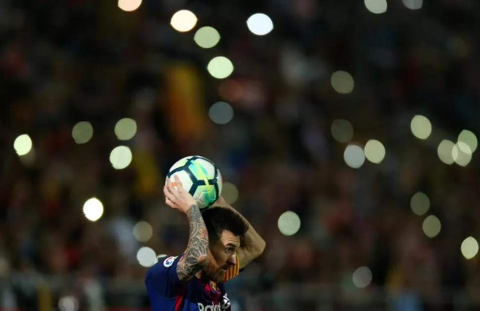 TIENE LA PELOTA. Messi aún no confirmó cuándo firmará el nuevo contrato. REUTERS (archivo)