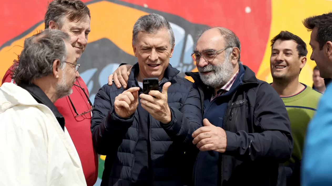 EN NECOCHEA. El presidente Mauricio Macri, durante el timbreo de hoy. DYN