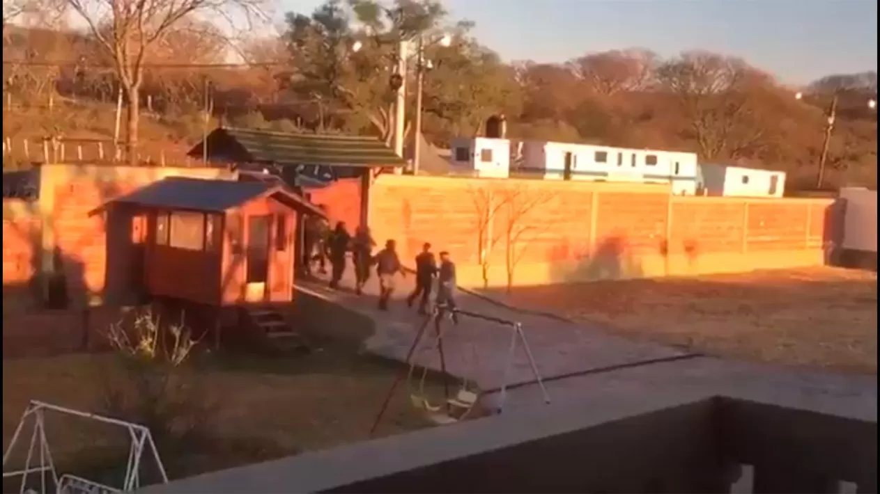 EL OPERATIVO. Los policías ingresan a la vivienda de Sala. CAPTURA DE VIDEO