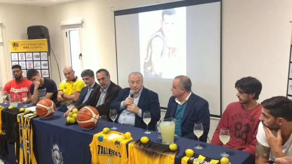 VISITA. Horacio Muratore-centro-, titular de la FIBA estuvo presente en la presentación oficial del plantel de Talleres.  foto de Gastón Atonur