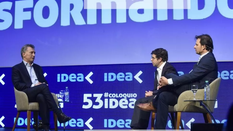 DISTENDIDO. Mauricio Macri dialogó con Javier Goñi y Gastón Remy ante un auditorio que lo aplaudió de pie. dyn