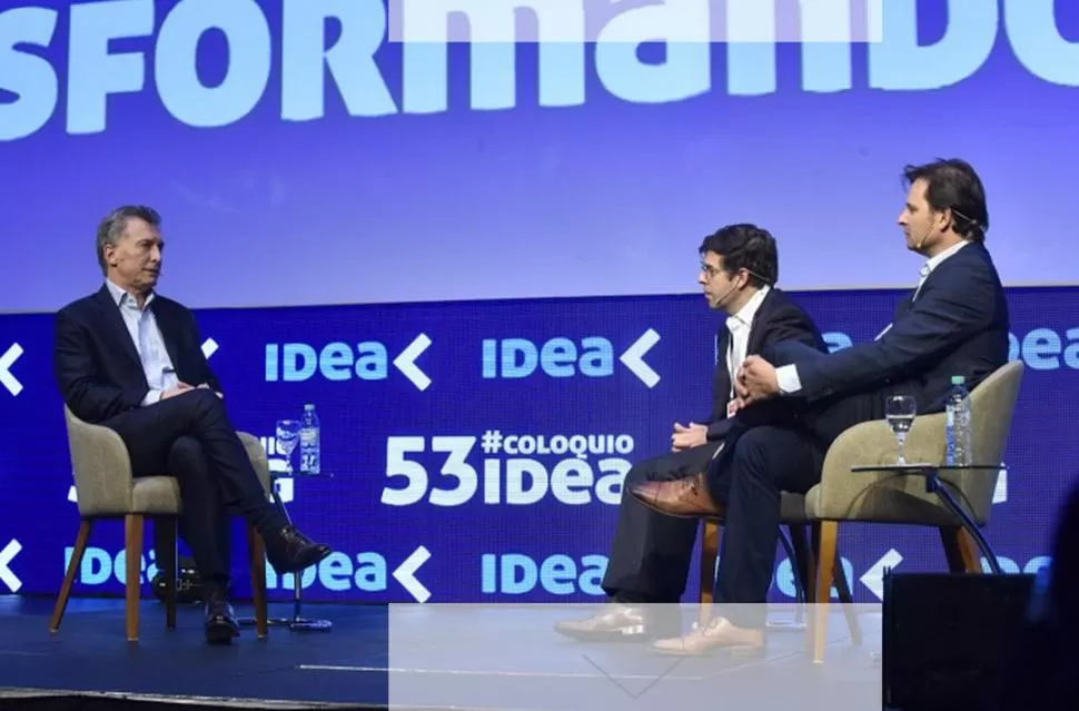 DISTENDIDO. Mauricio Macri dialogó con Javier Goñi y Gastón Remy ante un auditorio que lo aplaudió de pie. dyn