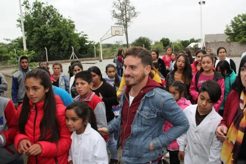 COMO UNO MÁS. Federico Bal se rodeó de los alumnos y docentes de la Escuela 237 y se llevó su afecto. Foto de Ente Cultural.-