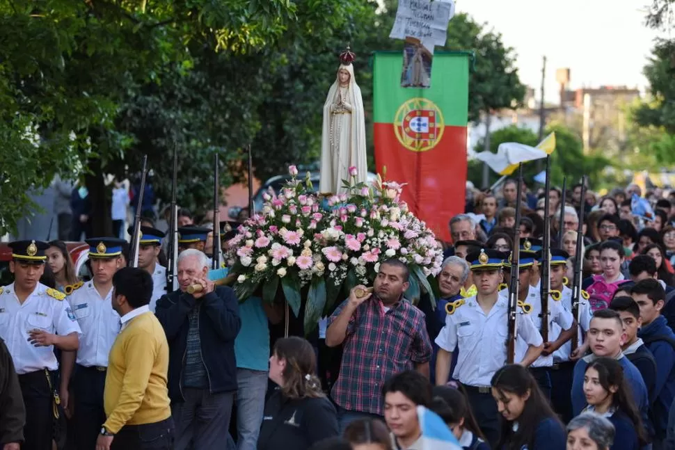 PROCESIÓN. La Virgen de Fátima es llevada en andas desde la parroquia hasta la cancha de Atlético Tucumán. la gaceta / foto de diego aráoz