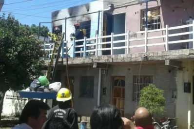 Intentó tirar a su novia por el balcón y le incendió la casa