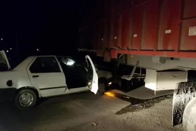 Se estrellaron contra una rastra cañera en medio de la ruta