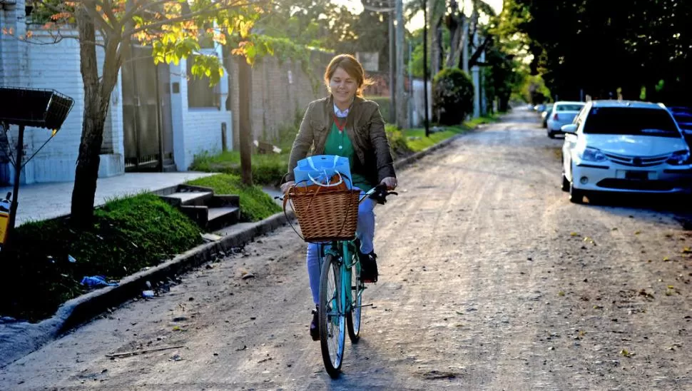 FELIZ AMANECER. Cada mañana, Rosario Lobo va en bicicleta hasta el colegio en el que enseña. “Pedalear me despeja; me hace sentir bien”. LA GACETA / FOTOS DE FRANCO VERA.-