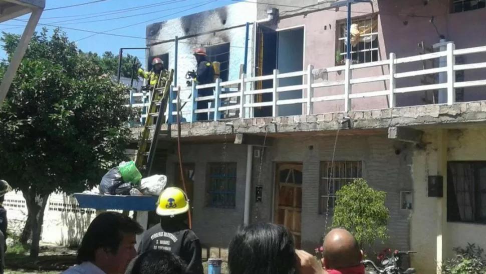 DAÑOS MATERIALES. El fuego consumió todo lo que había dentro del departamento de la víctima.