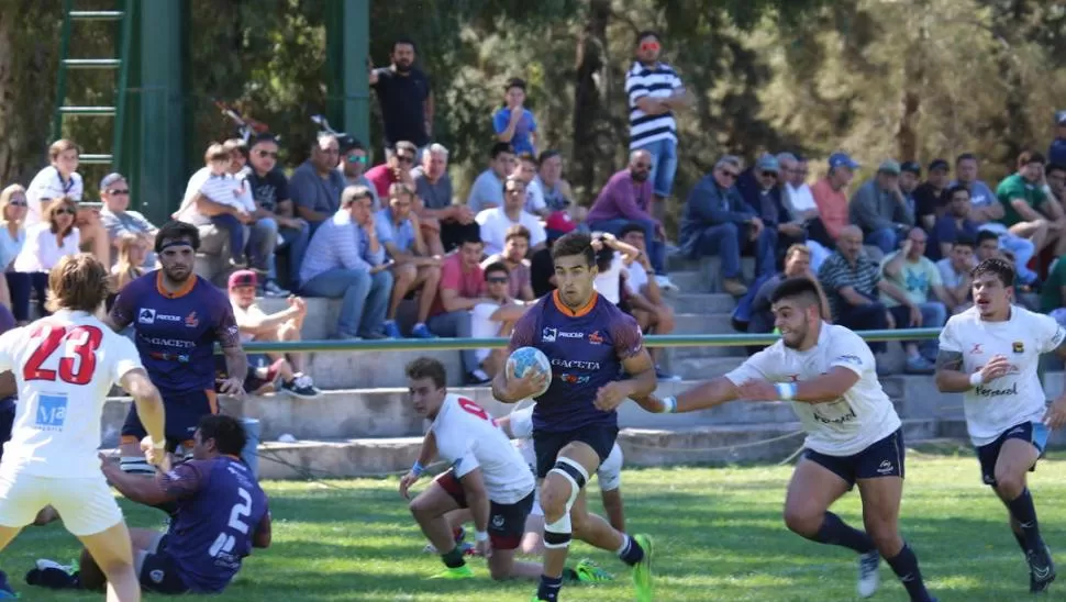A LA CARRERA. José Barros Sosa lanzado en velocidad ante Mendoza. Prensa URT