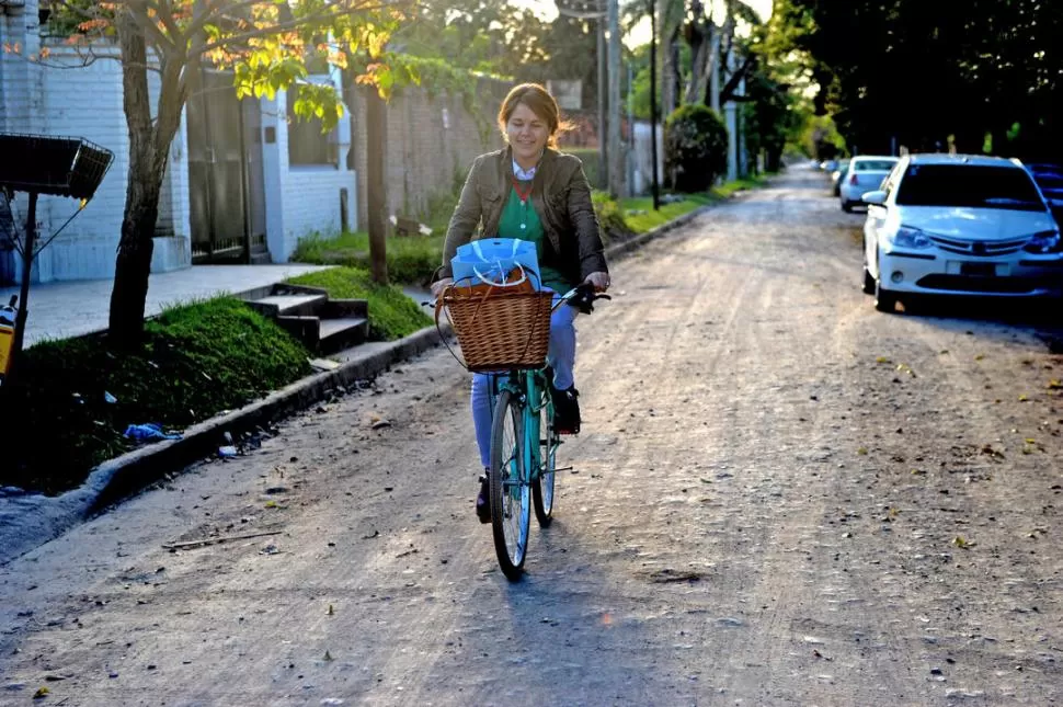 FELIZ AMANECER. Cada mañana, Rosario Lobo va en bicicleta hasta el colegio en el que enseña. “Pedalear me despeja; me hace sentir bien”. LA GACETA / FOTOS DE FRANCO VERA.-