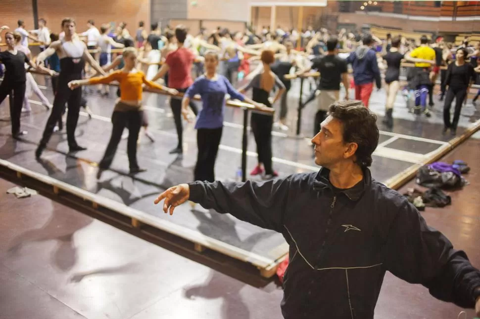 DIRECTOR DE LUJO. Julio Bocca conduce el Ballet Nacional del Sodre. miradacouture.com