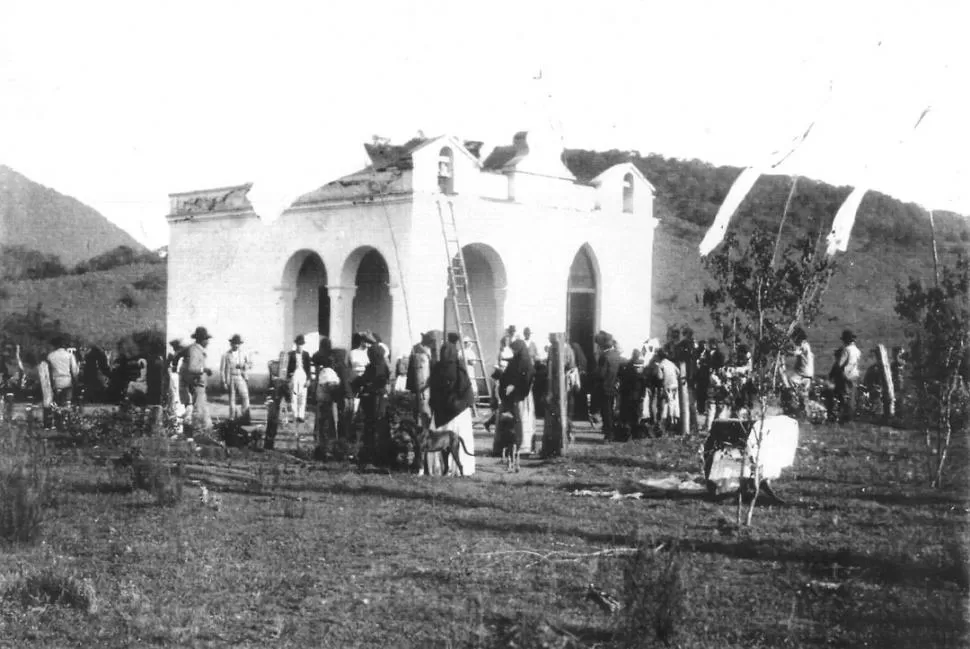 POTRERO DE LAS TABLAS. Capilla del paraje a donde se dirigía Campo cuando su caballo se desbarrancó, en una foto de 1904. 