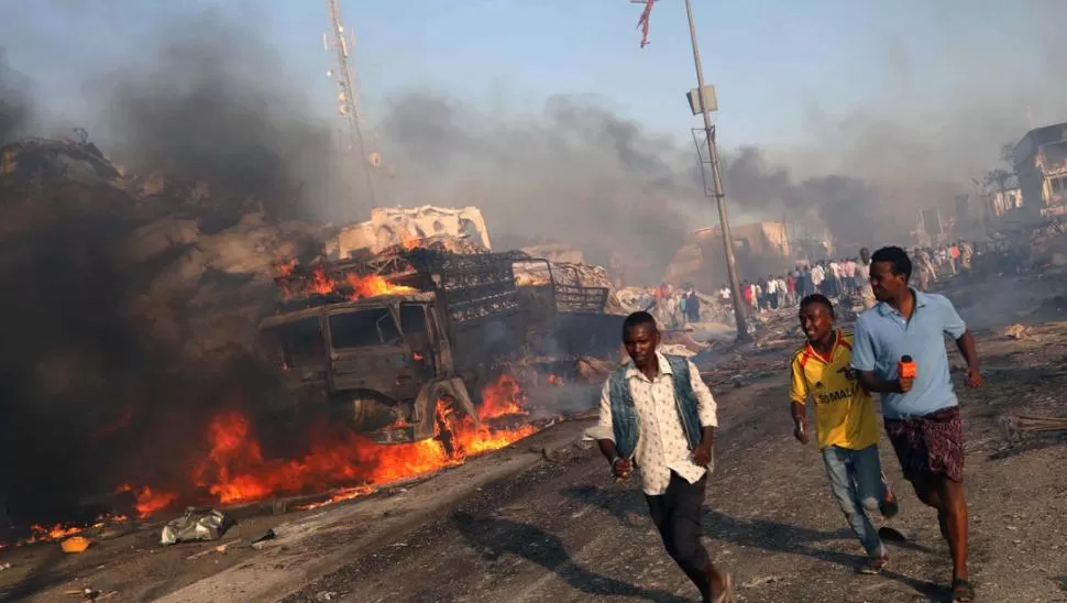 INFIERNO. Un camión lleno de explosivos estalló en plenol Mogadiscio.  reuters