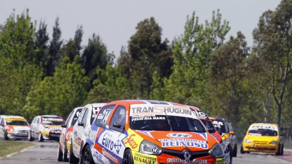 PELOTÓN. Maximiliano Bestani encabeza el vertiginoso “trencito” de la Clase 2, a bordo del Renault Clio del GR Competición. FOTO DE MARCELO RANEA 