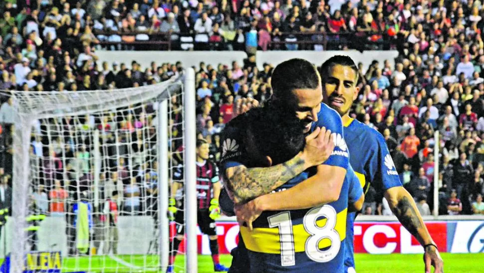 ABRAZO DE GOL. Benedetto saluda a Fabra por la asistencia que le dio para el segundo gol de Boca. Atrás, Benítez se suma al festejo de las figuras “xeneizes”.  telam
