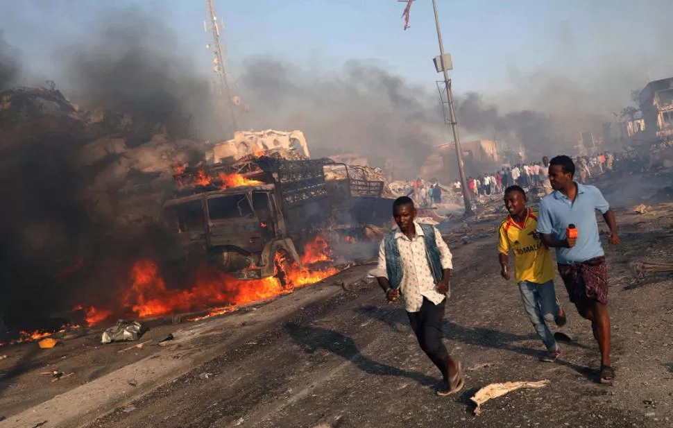 INFIERNO. Un camión lleno de explosivos estalló en plenol Mogadiscio.  reuters
