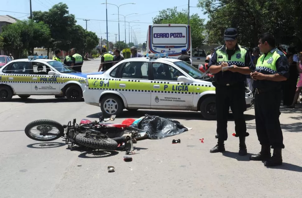 UNA ESCENA QUE SE REPITE. Una inmensa mayoría de los accidentes de tránsito en Tucumán están protagonizados por motociclistas que no usan casco.  la gaceta / foto de Antonio Ferroni (archivo)