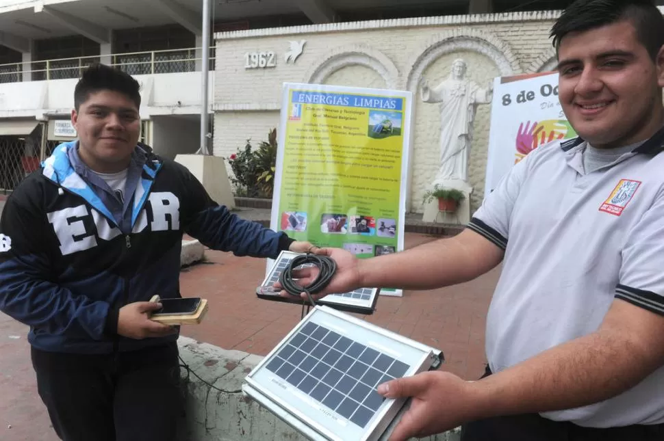 GANADORES. Augusto Salinas y Nicolás Escalera muestran el cargador solar para celulares que inventaron. la gaceta / fotos de Antonio Ferroni