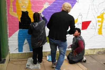 Chicos hipoacúsicos pintaron un mural para reafirmar su identidad