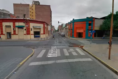 Escándalo en El Bajo: una joven hizo exhibiciones obscenas y atacó a pedradas a una mujer