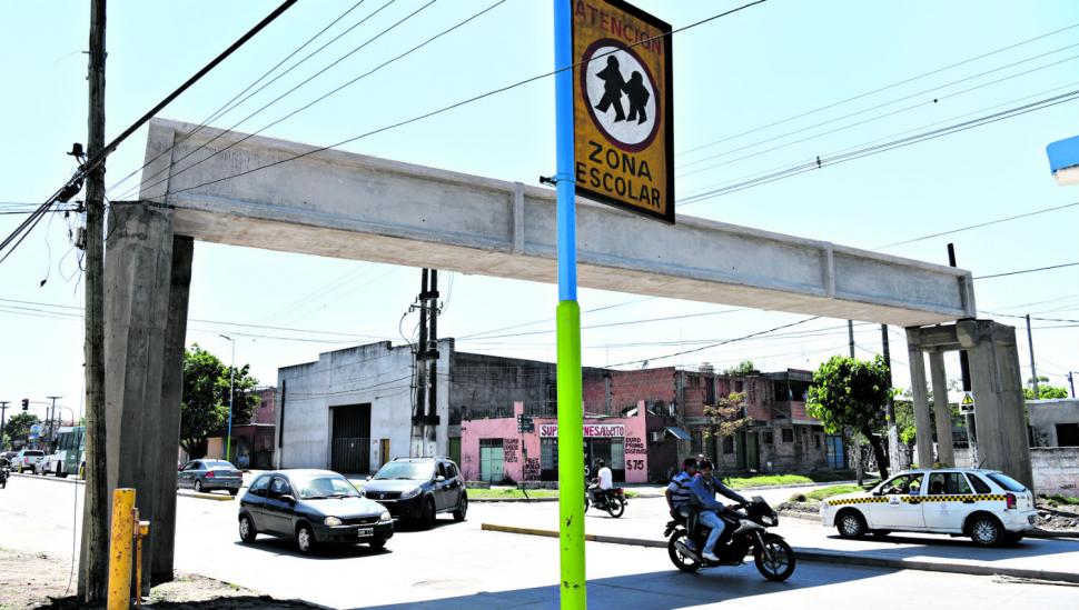 Un puente peatonal sobre la peligrosa avenida Jujuy beneficiará a los chicos de la escuela Griet