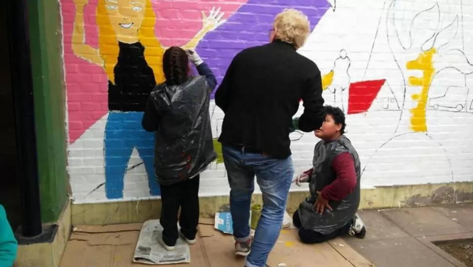 EN PLENO TRABAJO. Los niños representaron paisajes con fuertes colores y en base a sus bocetos.