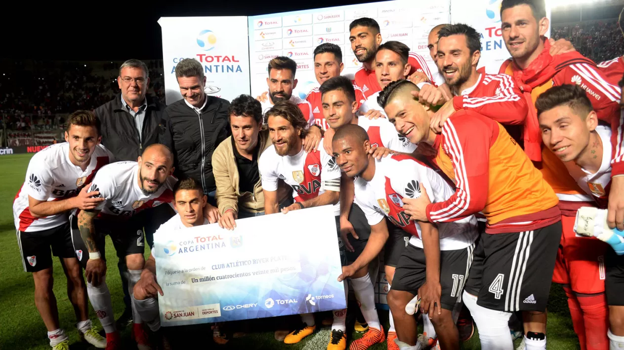 JUGOSO PREMIO. Los jugadores Millonarios celebraron la victoria y la obtención de un cheque por más de un millón de pesos. TELAM