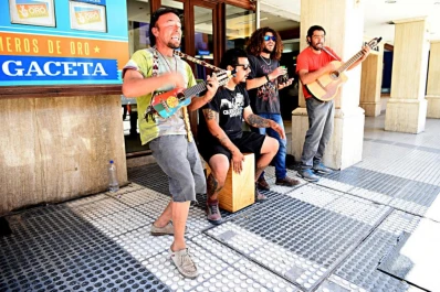 Las cuecas y las tonadas chilenas alegran la peatonal