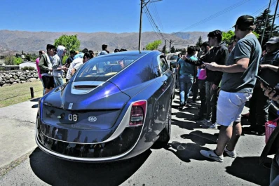 El auto más caro del mundo, el Rolls-Royce Sweptail, pasó por Tucumán en el Bugatti Grand Tour