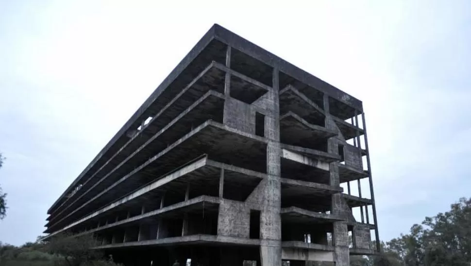 EL VIEJO MONOBLOCK DEL CERRO. Soriano afirma que este edificio y las construcciones de la Ciudad Universitaria son piezas “de un valor brutal”. LA GACETA / FOTO DE DIEGO ARÁOZ