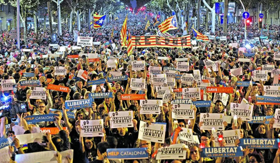 “LIBERTAD A LOS JORDIS”. Los catalanes marcharon para exigir el cese de prisión para dos separatistas. telam