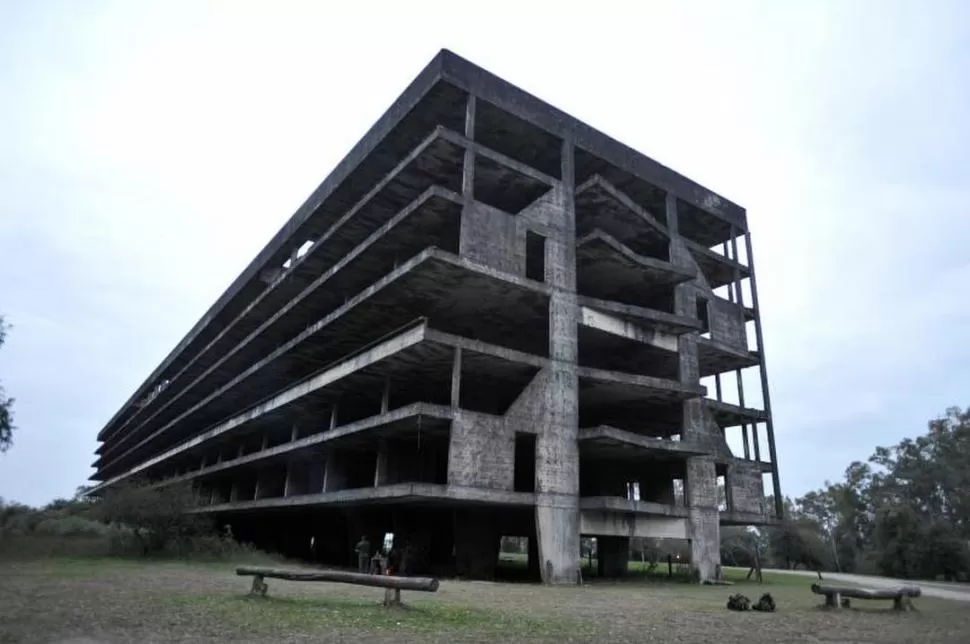 EL VIEJO MONOBLOCK DEL CERRO. Soriano afirma que este edificio y las construcciones de la Ciudad Universitaria son piezas “de un valor brutal”. LA GACETA / FOTO DE DIEGO ARÁOZ