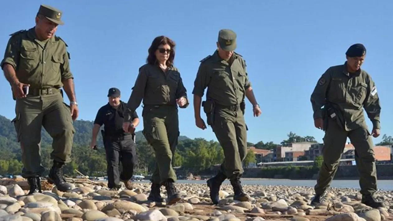 Patricia Bullrich y oficiales de Gendarmería. FOTO DE ARCHIVO. 