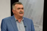 Osvaldo Jaldo con look informal, caminata y un “arma secreta” en el atril